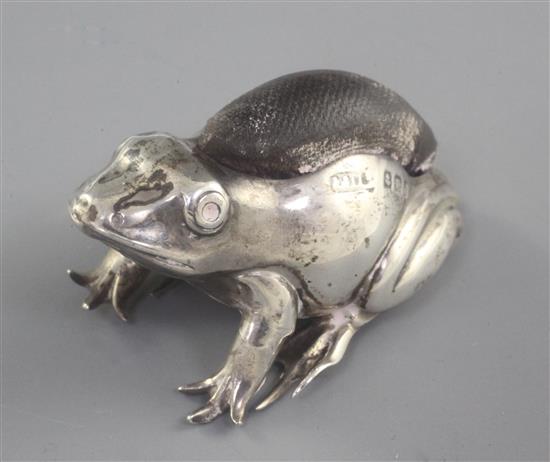 An Edwardian novelty silver pin cushion modelled as a frog by Adie & Lovekin Ltd, 4.5cm.